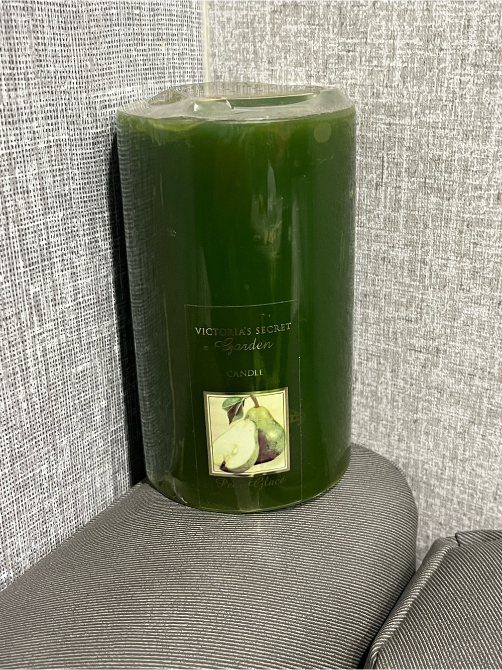 NEW NOS Victoria's Secret Garden Rare Pear Glace Scented 3x5 Pillar Candle